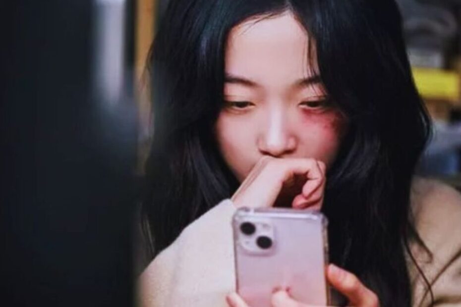 La nostra recensione di Non stare a guardare: la miniserie che tocca le corde dell'anima. Una storia ad altissimo impatto emotivo.