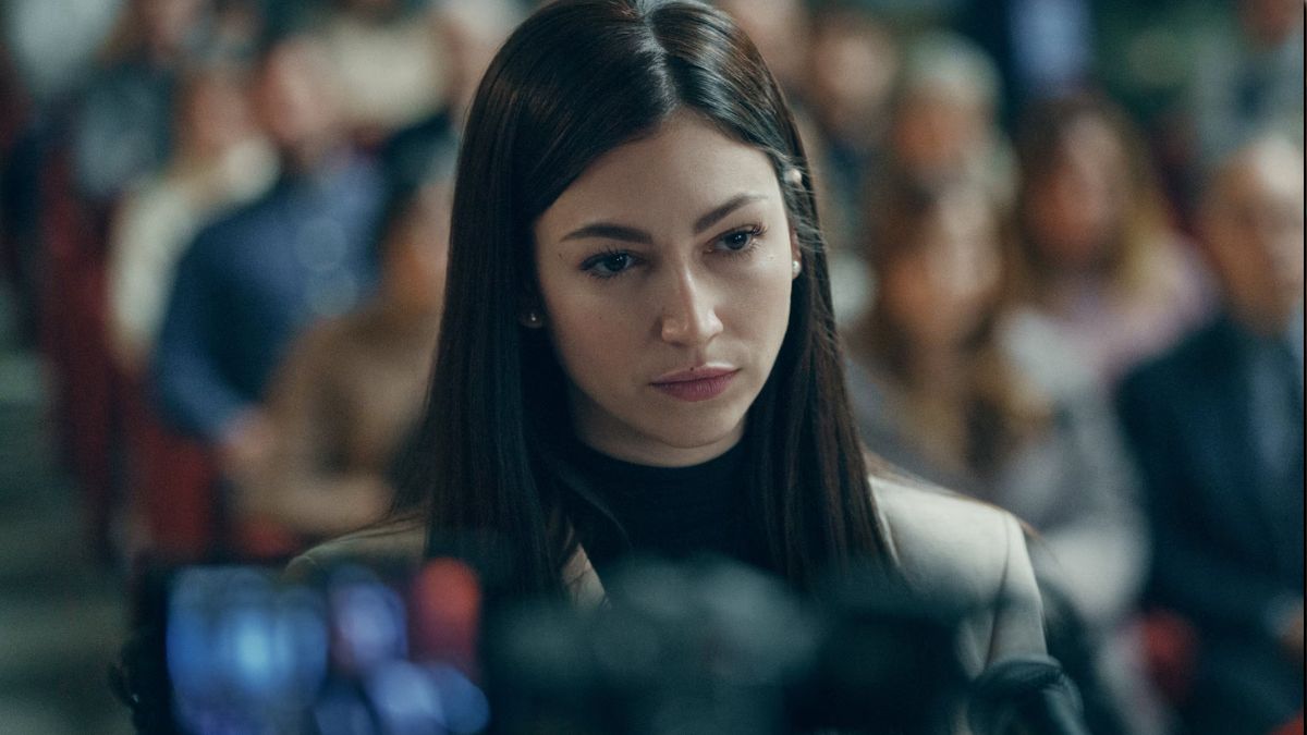 Su Netflix, In fiamme racconta una storia vera di cronaca nera in Spagna: desiderio, violenza e scandali nella polizia con Úrsula Corberó.