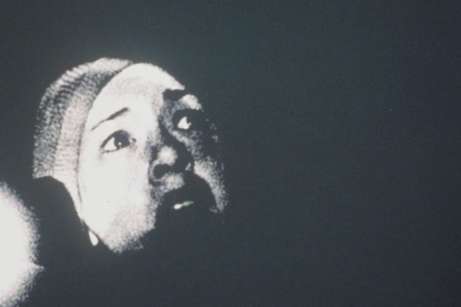 Cinque amici scompaiono nel bosco, ma qualcosa resta nelle riprese. Il mistero della strega di Blair torna a farsi sentire su Netflix.