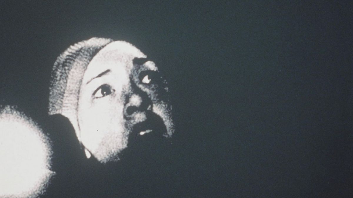 Cinque amici scompaiono nel bosco, ma qualcosa resta nelle riprese. Il mistero della strega di Blair torna a farsi sentire su Netflix.