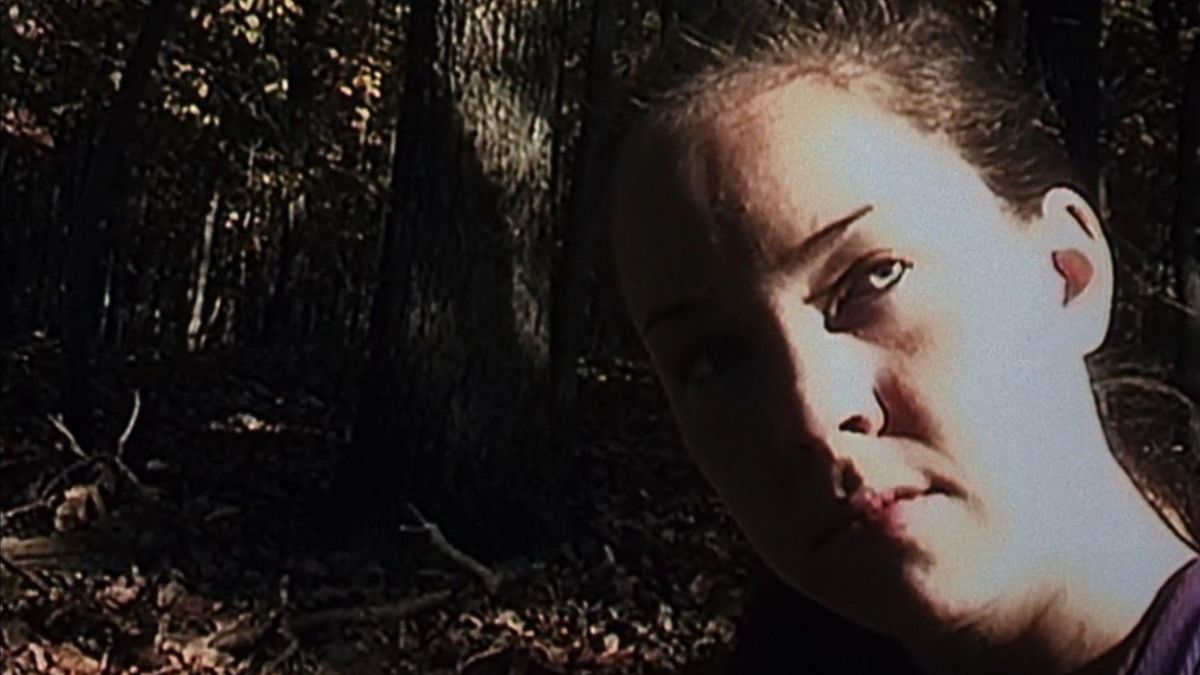 Cinque amici scompaiono nel bosco, ma qualcosa resta nelle riprese. Il mistero della strega di Blair torna a farsi sentire su Netflix.