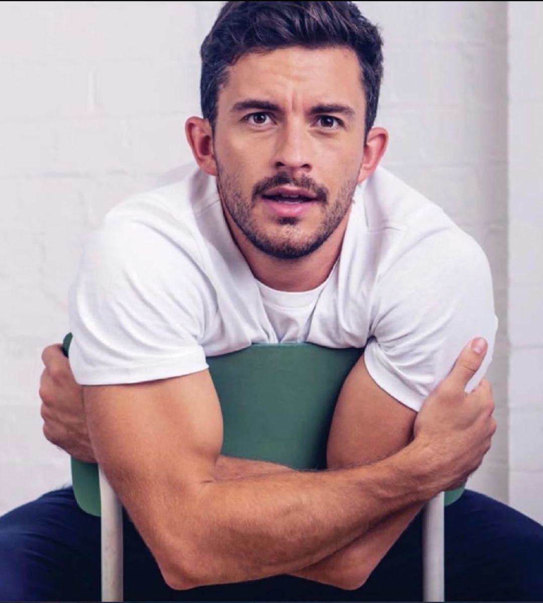 Da Bridgerton a Wicked, Jonathan Bailey è l’attore del momento: talento, fascino e ruoli che stanno accendendo Hollywood.