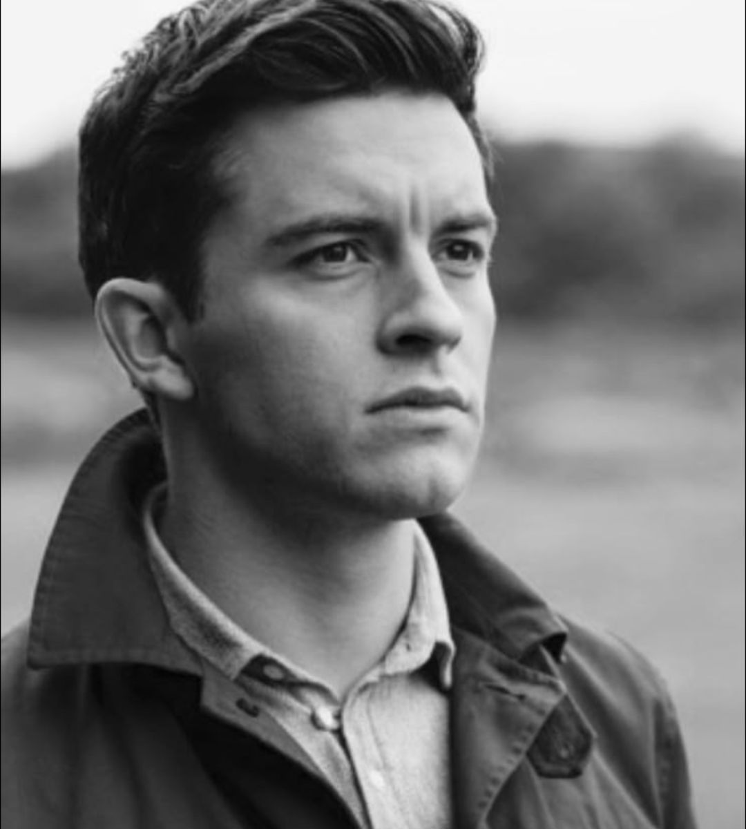Da Bridgerton a Wicked, Jonathan Bailey è l’attore del momento: talento, fascino e ruoli che stanno accendendo Hollywood.