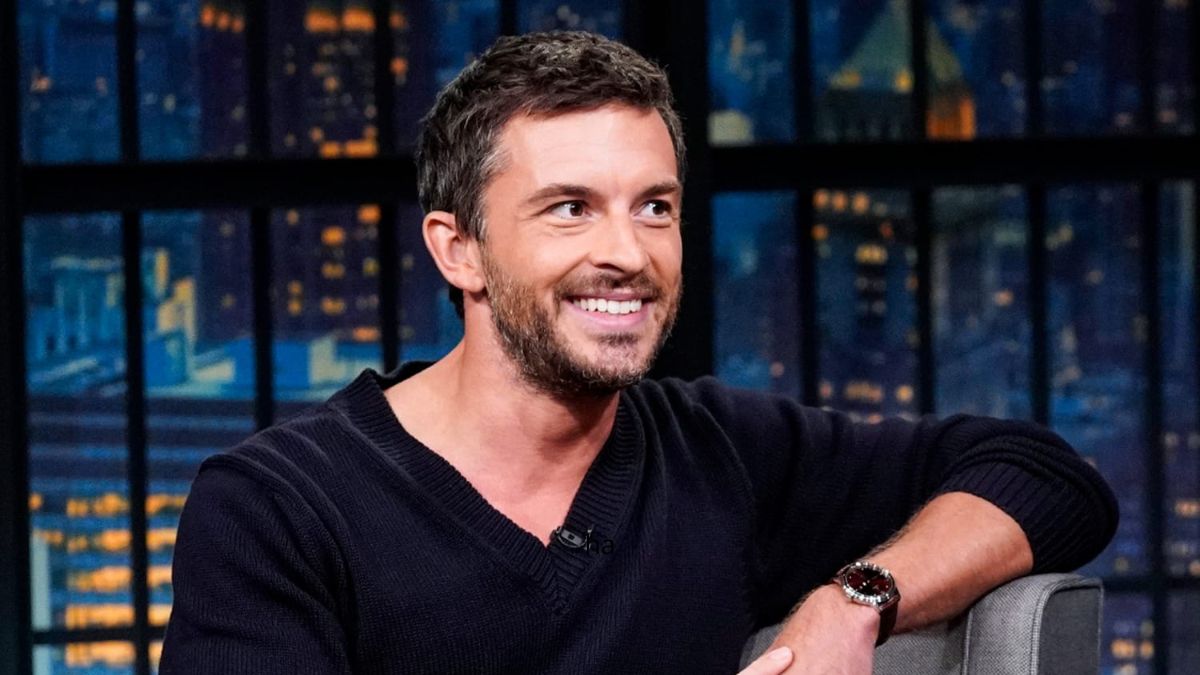 Da Bridgerton a Wicked, Jonathan Bailey è l’attore del momento: talento, fascino e ruoli che stanno accendendo Hollywood.