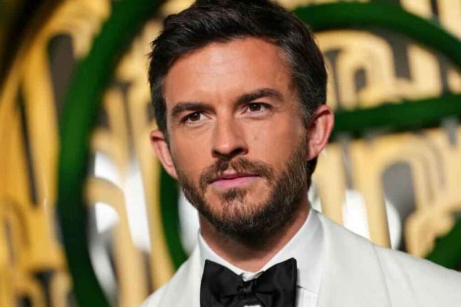 Da Bridgerton a Wicked, Jonathan Bailey è l’attore del momento: talento, fascino e ruoli che stanno accendendo Hollywood.