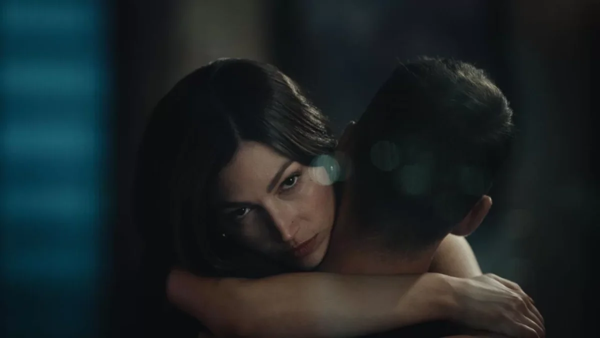 Su Netflix, In fiamme racconta una storia vera di cronaca nera in Spagna: desiderio, violenza e scandali nella polizia con Úrsula Corberó.