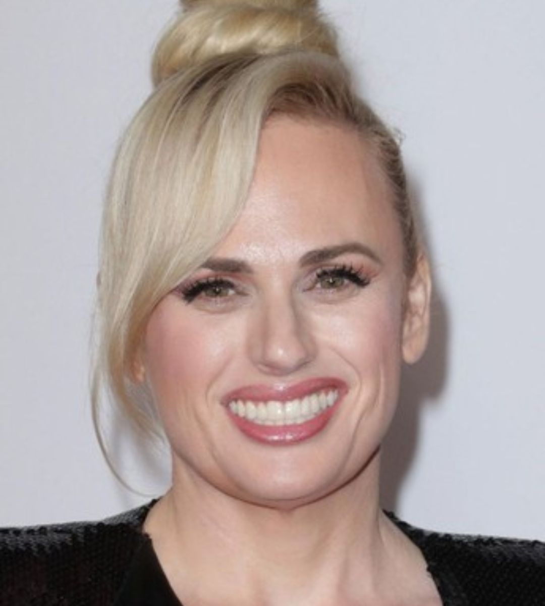 Attenti a quelle due: il film con Anne Hathaway e Rebel Wilson rivive una nuova vita su Netflix