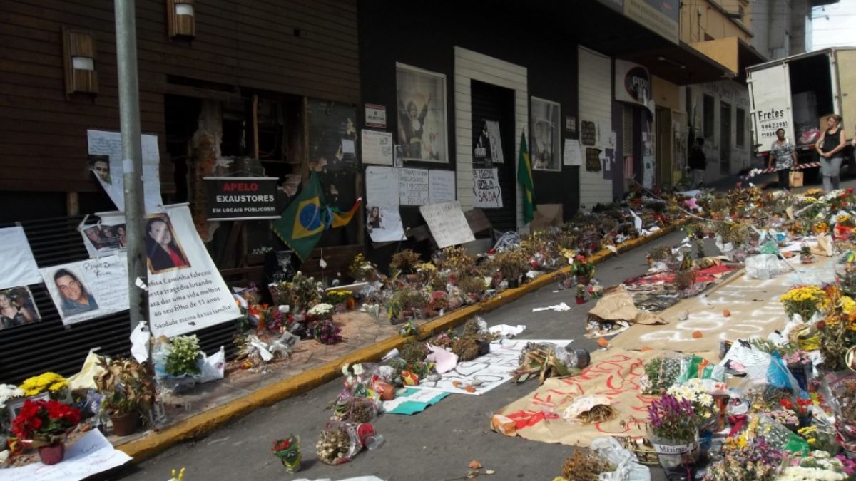 Immagine reale dell’incendio al club Kiss in Brasile, gennaio 2013, durante un concerto