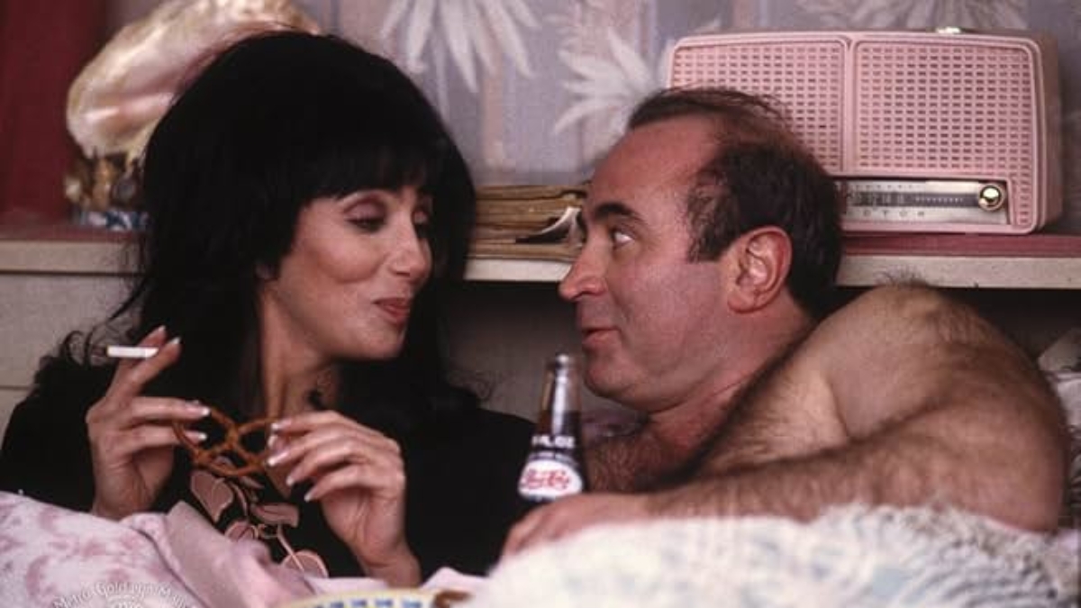 Cher con Bob Hoskins nel ruolo di Lou in Sirene (Mermaids), film disponibile su Netflix