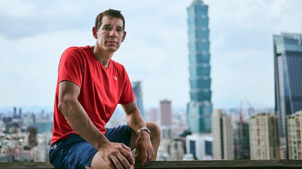 Alex Honnold scala un grattacielo in diretta su Netflix: la folle impresa è sconsigliata a chi soffra di vertigini.