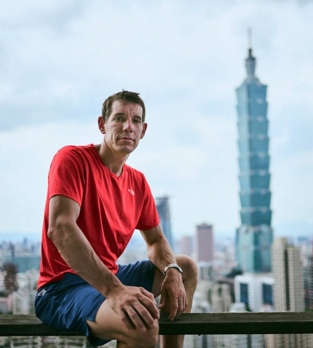 Alex Honnold scala un grattacielo in diretta su Netflix: la folle impresa è sconsigliata a chi soffra di vertigini.