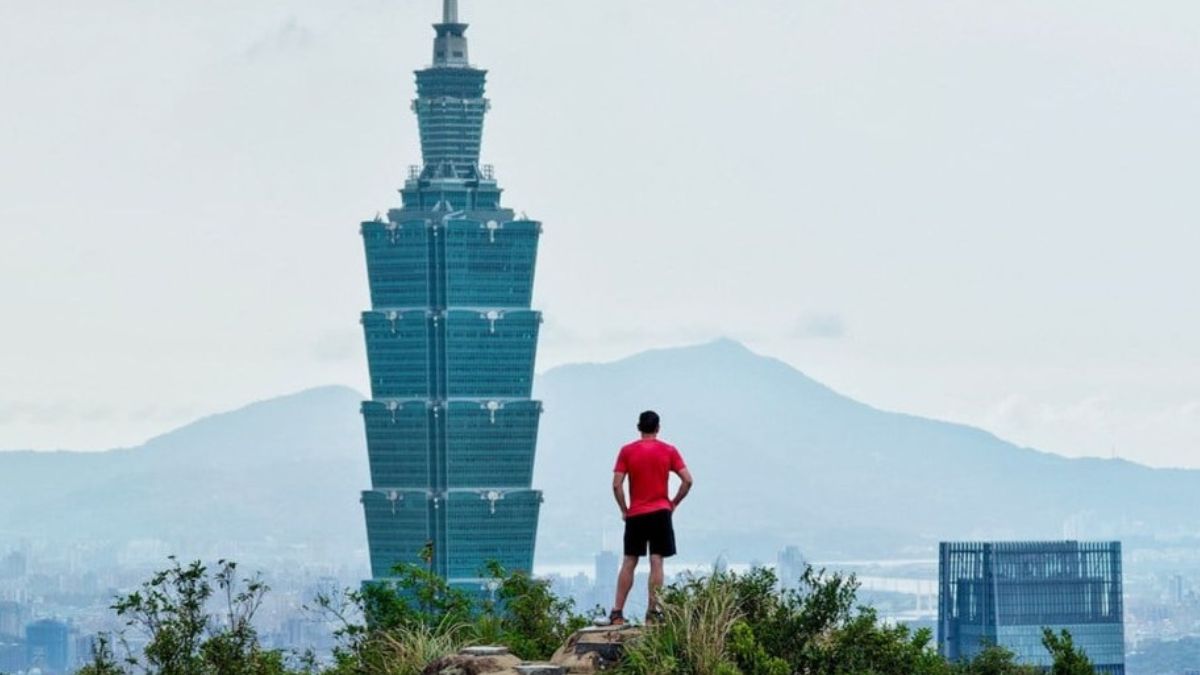 Alex Honnold scala un grattacielo in diretta su Netflix: la folle impresa è sconsigliata a chi soffra di vertigini.