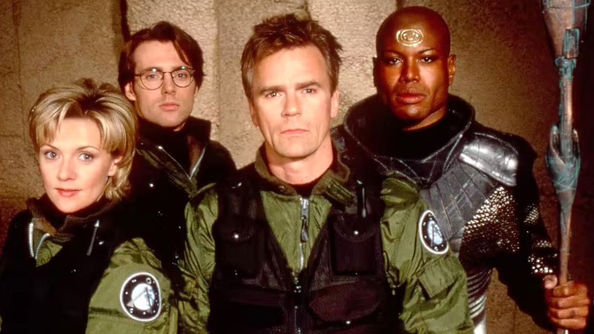 Stargate SG-1: la serie torna in streaming su Netflix. Una produzione leggendaria che ha ridefinito il concetto di fantascienza.