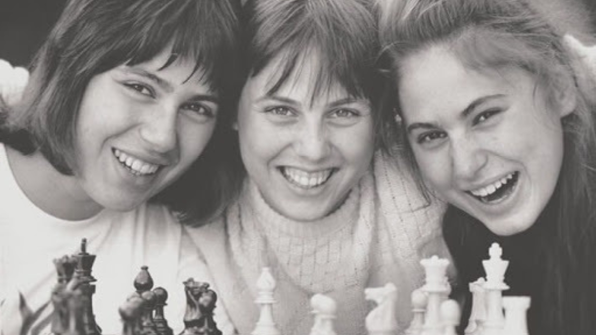 La vera regina degli scacchi documentario Netflix Queen of Chess - Judit Polgár giovane con le sorelle IMMAGINE D'ARCHIVIO traata da psicoactiva.com