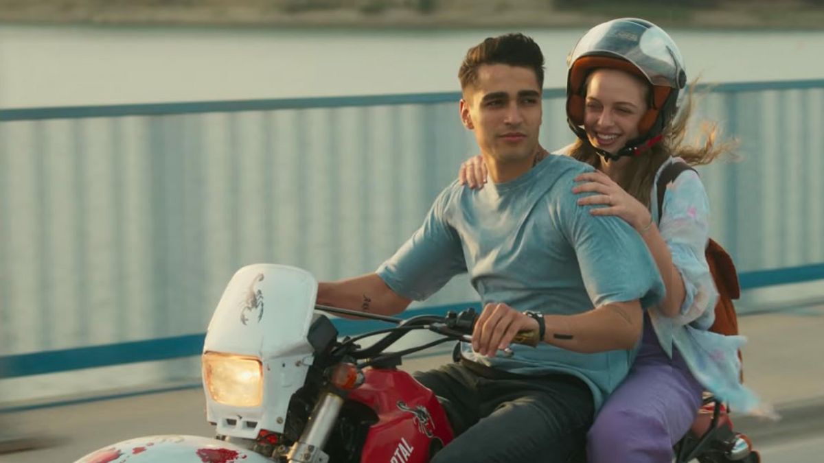 UFO film turco Mert Ramazan Demir e Ipek Filiz Yazici,  scena in motocicletta