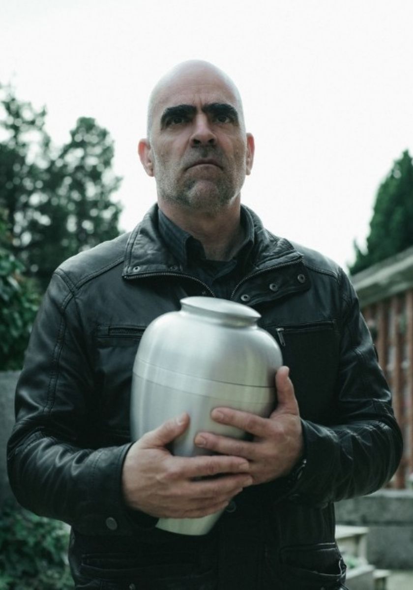 Salvador: la nuova serie spagnola arriva su Netflix, pronta a regalarci 8 episodi tra suspense e verità sconvolgenti.