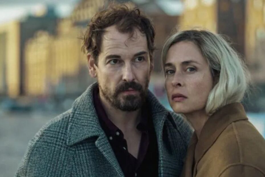 Unfamiliar: la serie tedesca di spionaggio è su Netflix. L'equilibrio costruito da una coppia di ex agenti crolla quando il passato torna.