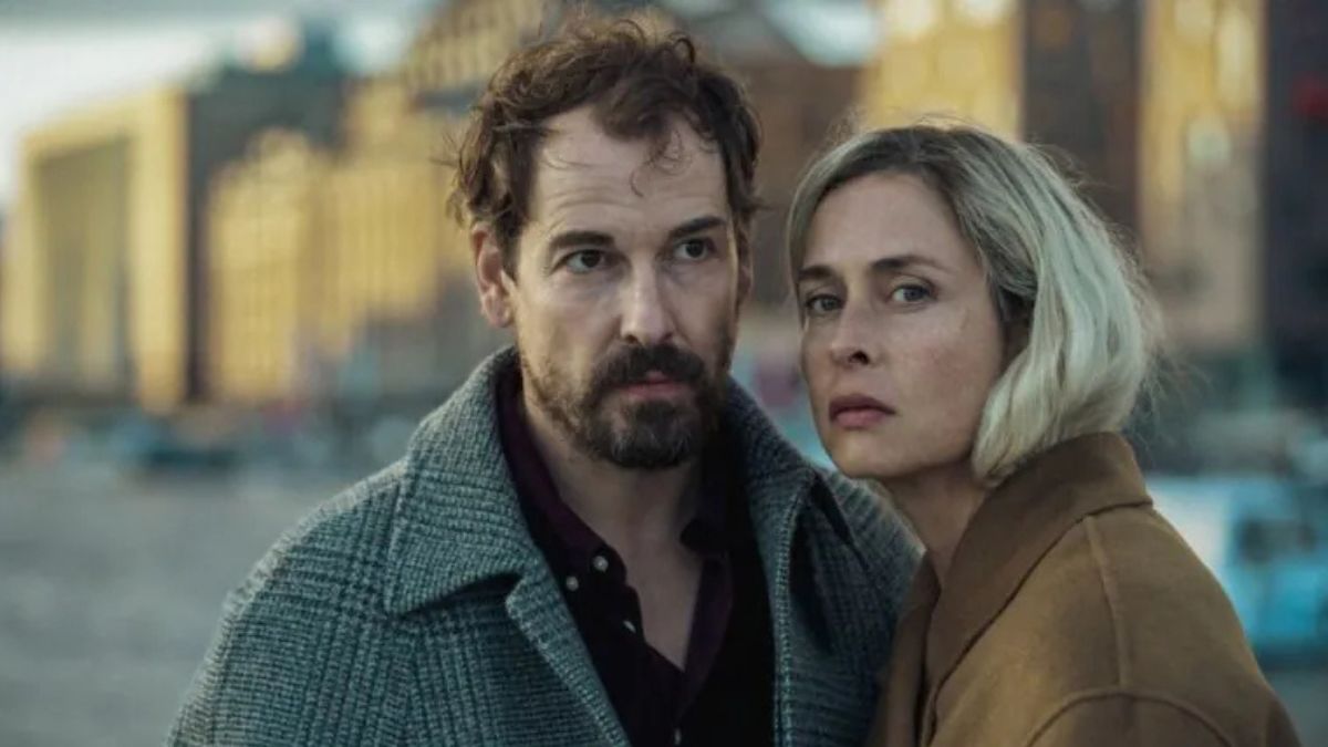 Unfamiliar: la serie tedesca di spionaggio è su Netflix. L'equilibrio costruito da una coppia di ex agenti crolla quando il passato torna.