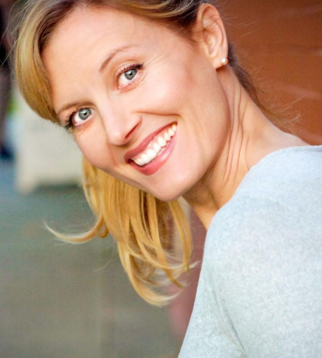 È morta Carrie Anne Fleming: l'attrice volto di Supernatural e iZombie aveva solo 51 anni. Aveva lavorato anche con Dario Argento.