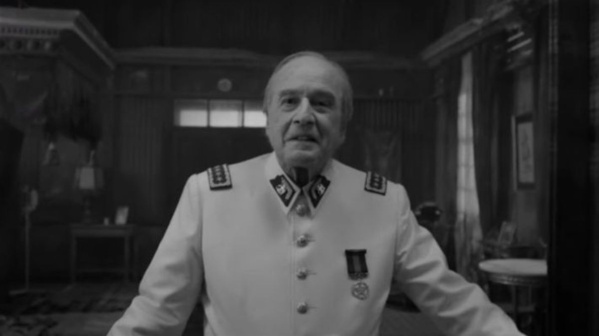El conde è su Netflix: una satira feroce tra horror e ricostruzione storica sul periodo della dittatura di Pinochet in Cile.