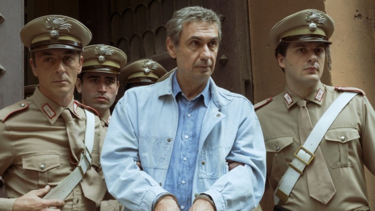 Portobello: in streaming su HBO MAX la serie su Enzo Tortora, diretta da Marco Bellocchio e magistralmente interpretata da Fabrizio Gifuni.