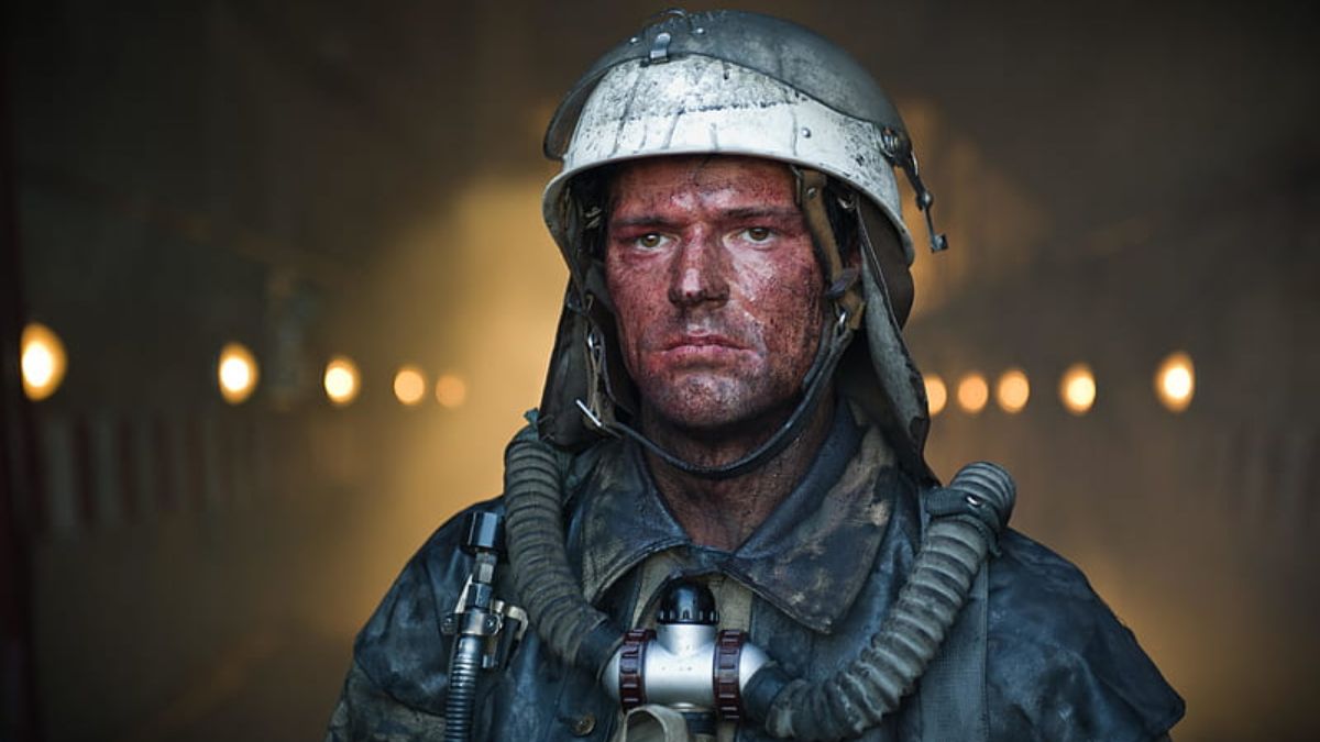 Danila Kozlovsky nel ruolo di Alexey Karpushin, il pompiere protagonista nel film Chernobyl 1986 su Netflix