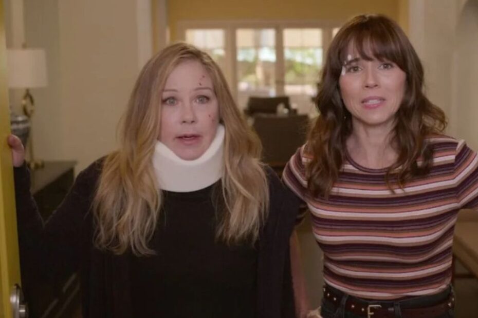 Su Netflix una dark comedy in 3 stagioni con Christina Applegate e Linda Cardellini: Amiche per la morte è una serie da riscoprire.