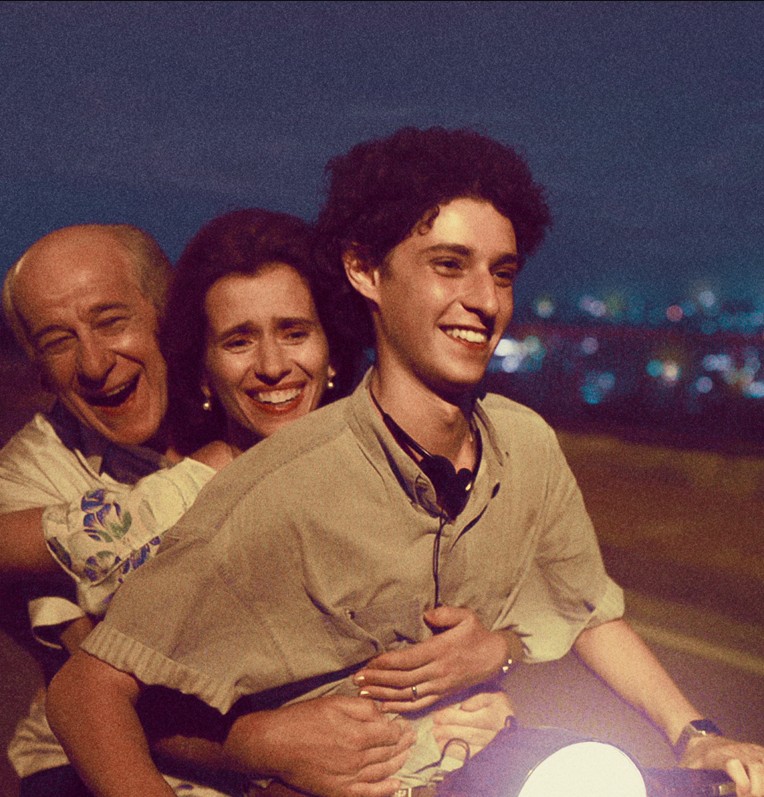 È stata la mano di Dio: il film più intimo di Paolo Sorrentino è su Netflix e, come sa chi lo ha visto, è un titolo da non perdere.