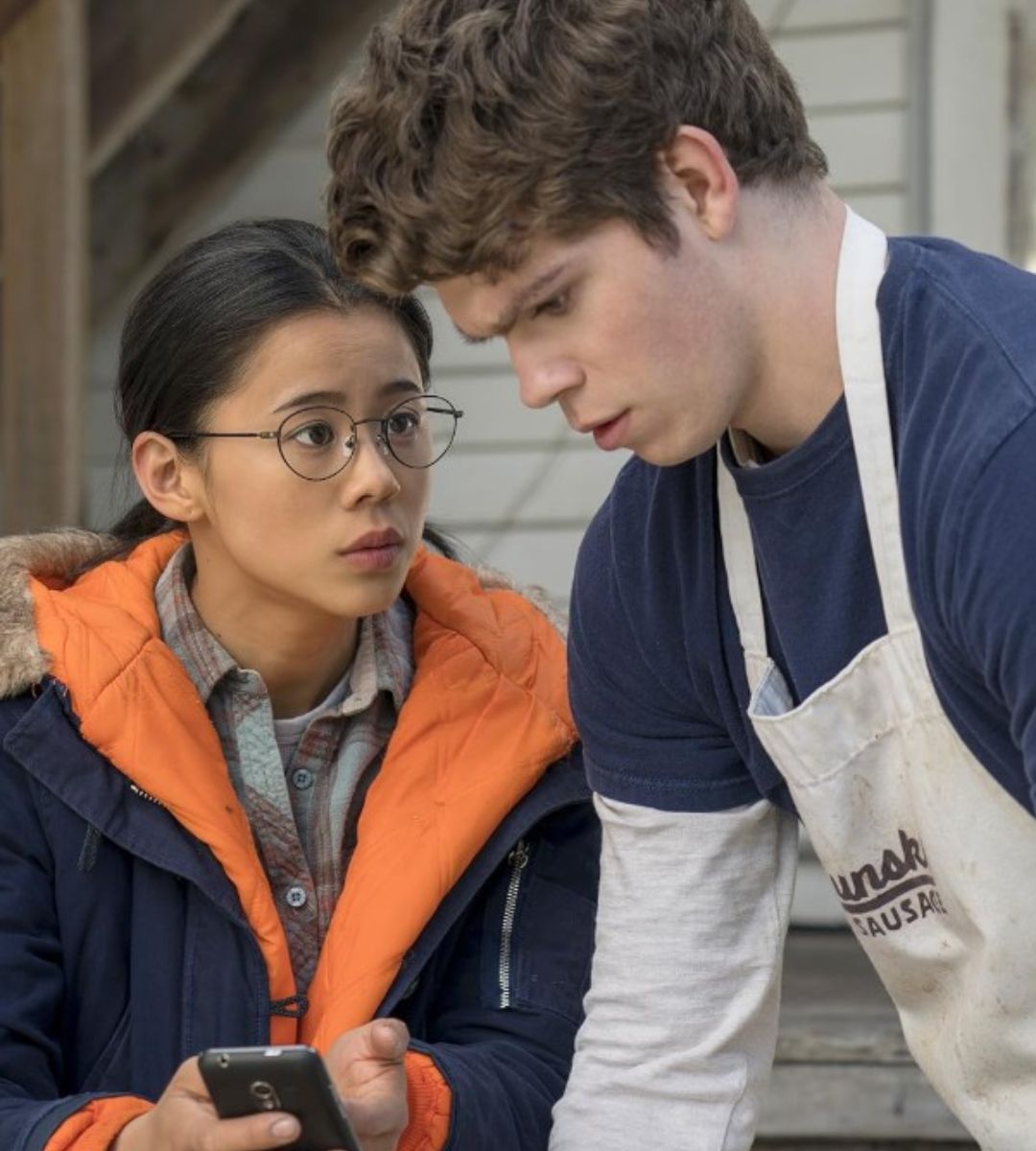 L'altra metà: il film su Netflix non è una semplice commedia romantica, ma riscrive in chiave moderna la storia di Cyrano de Bergerac.