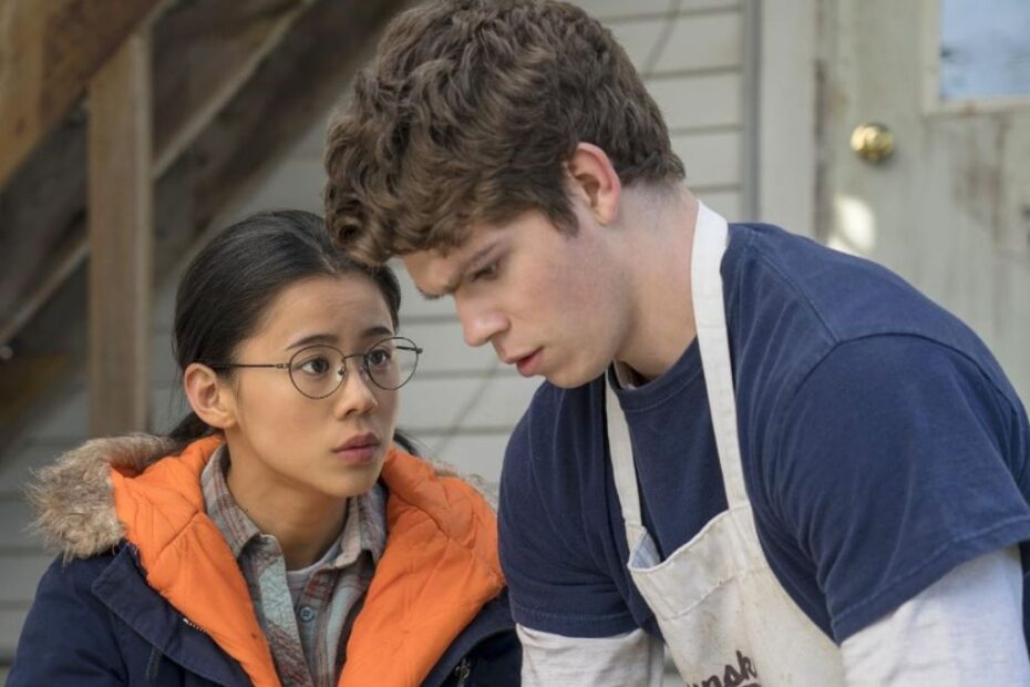 L'altra metà: il film su Netflix non è una semplice commedia romantica, ma riscrive in chiave moderna la storia di Cyrano de Bergerac.