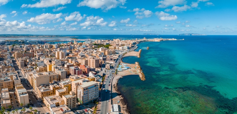 Gioia mia locations film città di Trapani vista aerea con spiaggi isole e saline