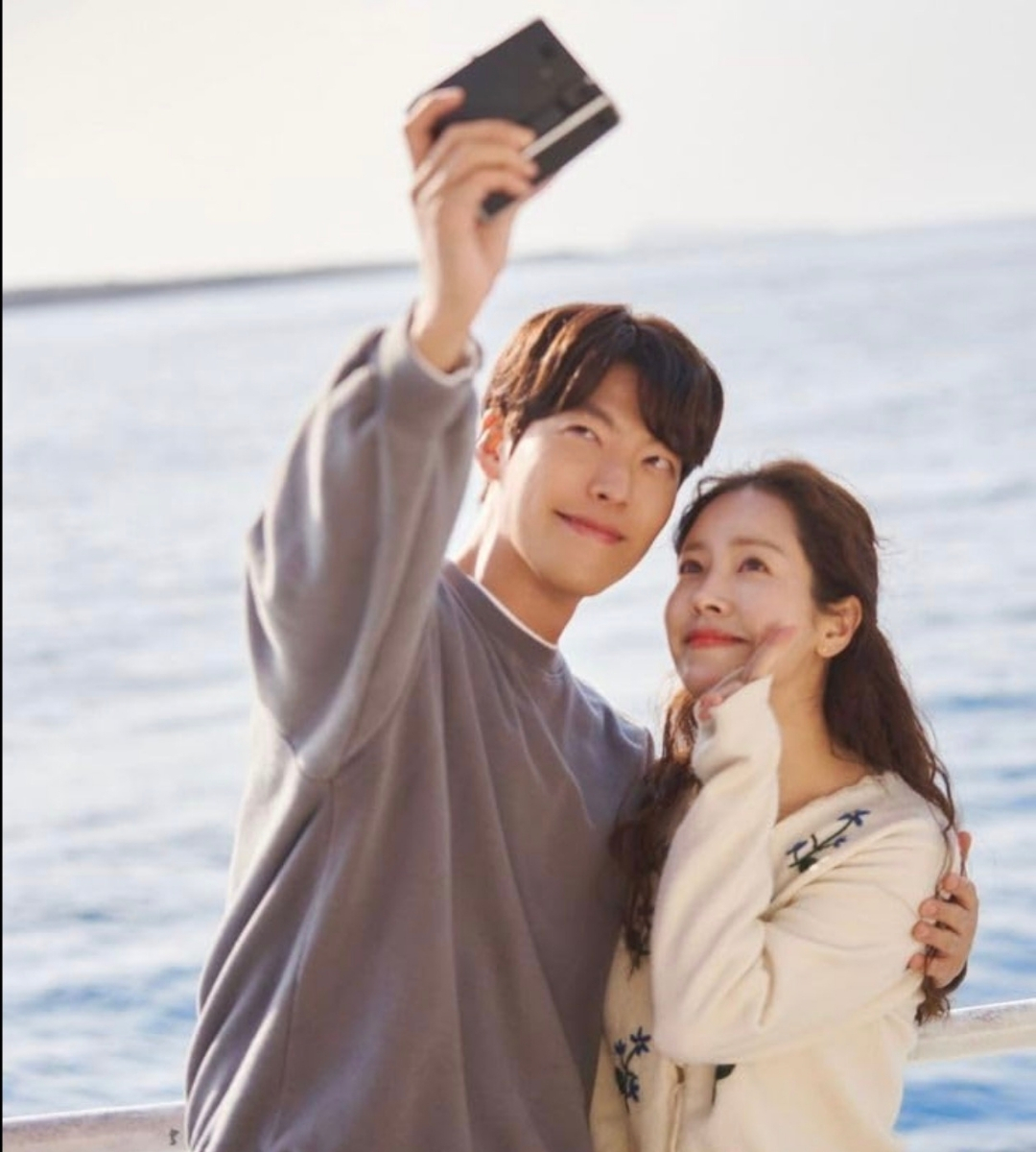 Han Ji-min e Kim Woo-bin in una scena sulla spiaggia - Our Blues – Vite intrecciate (2022)