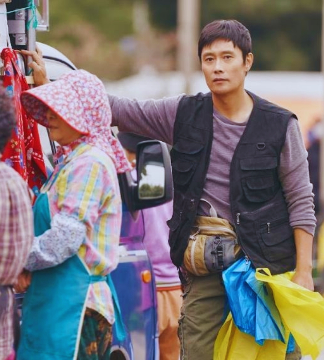 Lee Byung-hun in una scena di Our Blues – Vite intrecciate (2022)