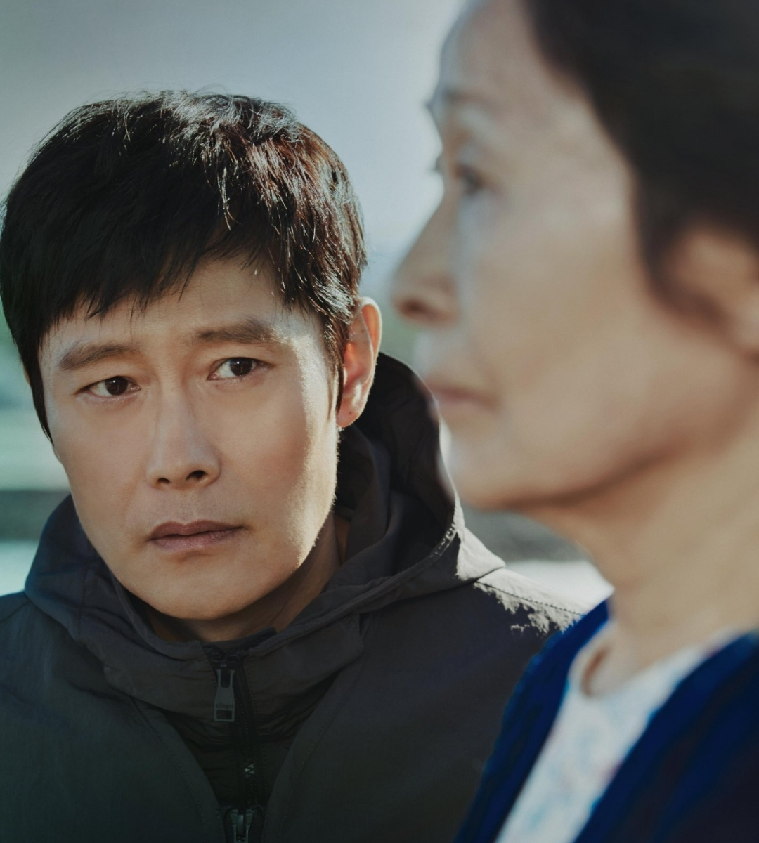 Lee Byung-hun in una scena di Our Blues – Vite intrecciate (2022)