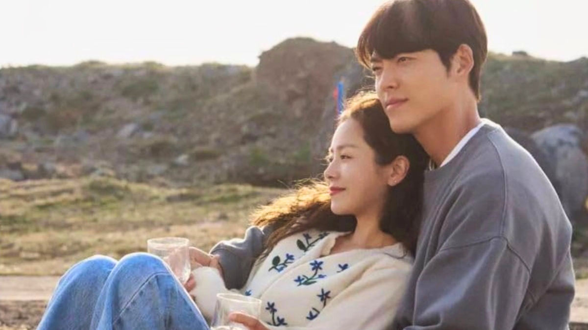 Our Blues – Vite intrecciate (2022) Han Ji-min e Kim Woo-bin in una scena sulla spiaggia