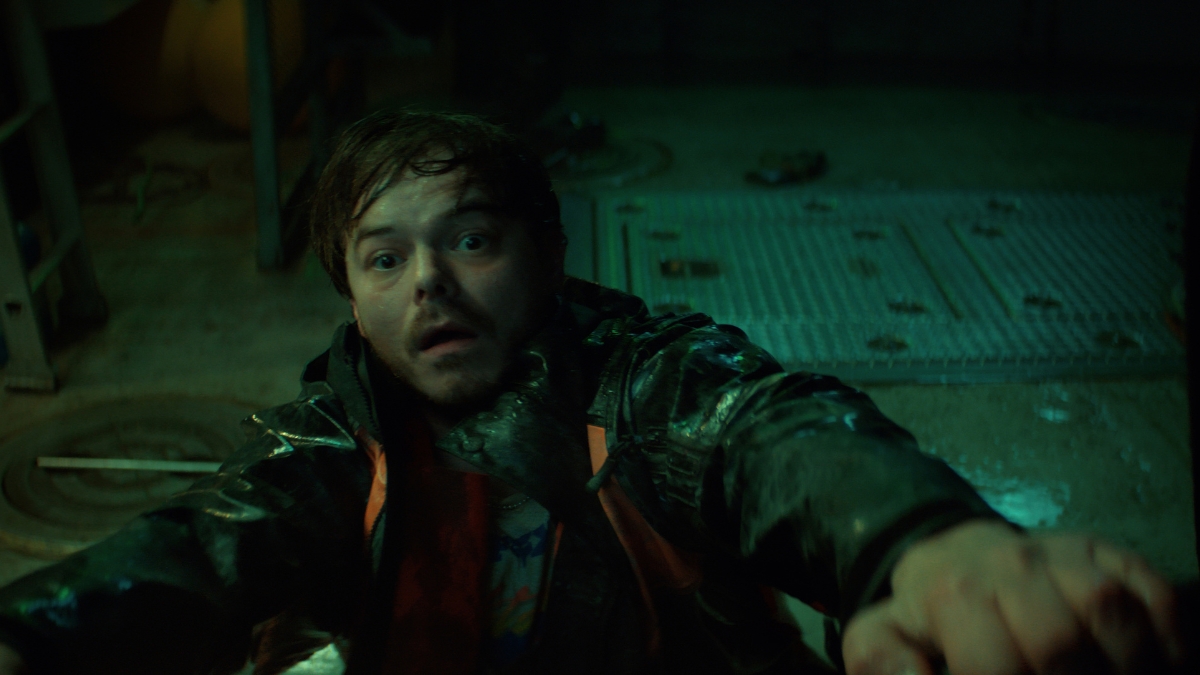 Below: la nuova serie Netflix e quel mistero nascosto negli abissi. Josh Hartnett dovrà affrontare questo oscuro segreto.
