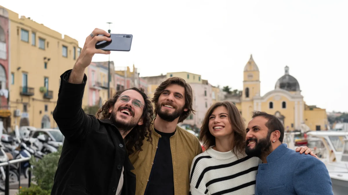 Tra nostalgia degli anni Novanta e romanticismo: ecco perché la serie italiana Generazione 56k merita una visione su Netflix.
