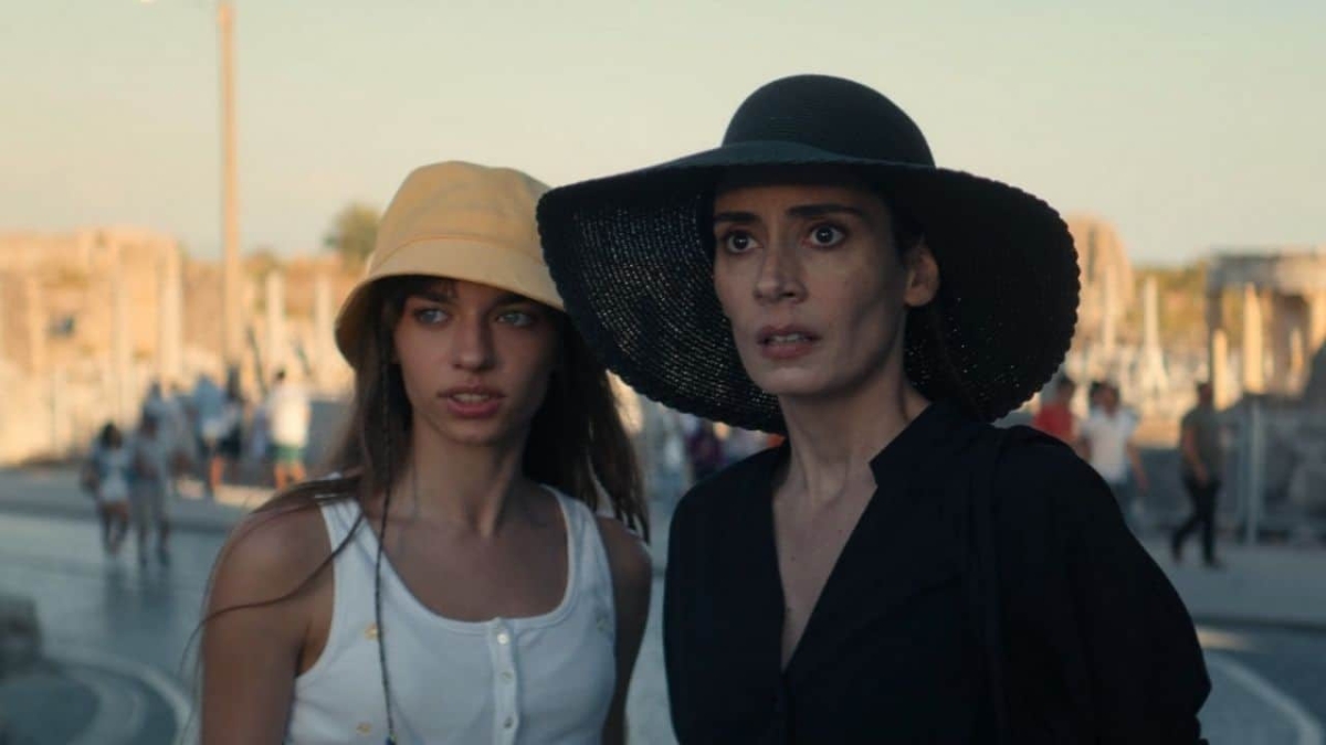 Anime false - serie turca su Netflix - Melisa Sözen e Eylül Tumbar 