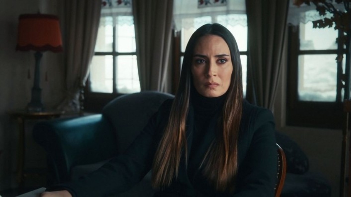 Anime false - serie turca su Netflix - Melisa Sözen nel ruolo di Madre