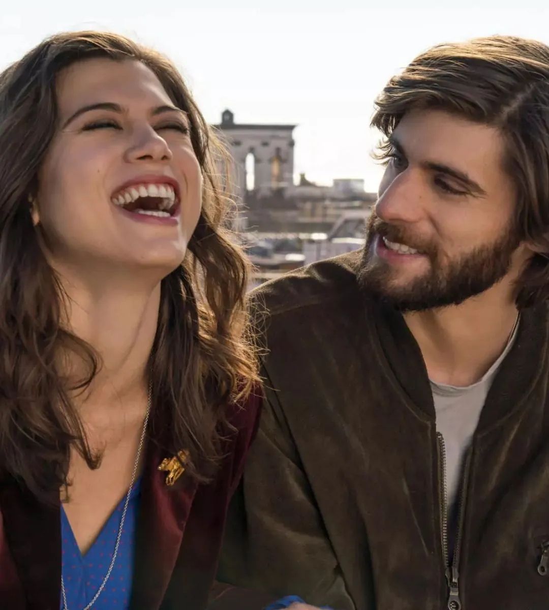 Tra nostalgia degli anni Novanta e romanticismo: ecco perché la serie italiana Generazione 56k merita una visione su Netflix.