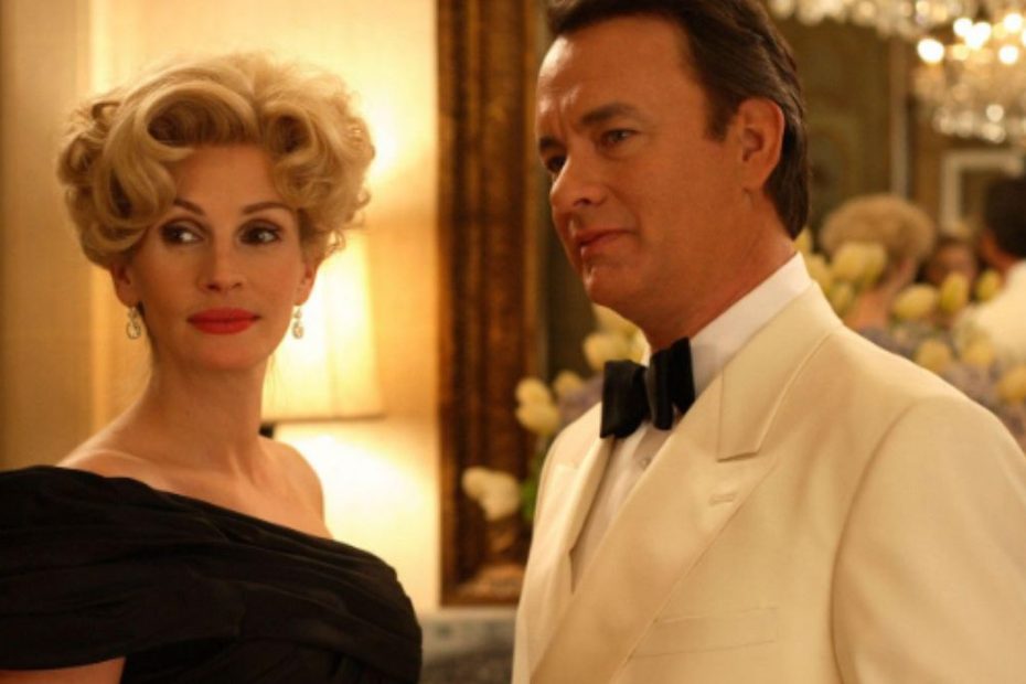 In foto Tom Hanks e Julia Roberts protagonisti del film La guerra di Charlie Wilson su Netflix