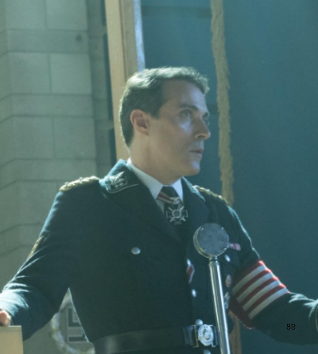 In foto il protagonista della serie tv L’uomo nell’alto castello