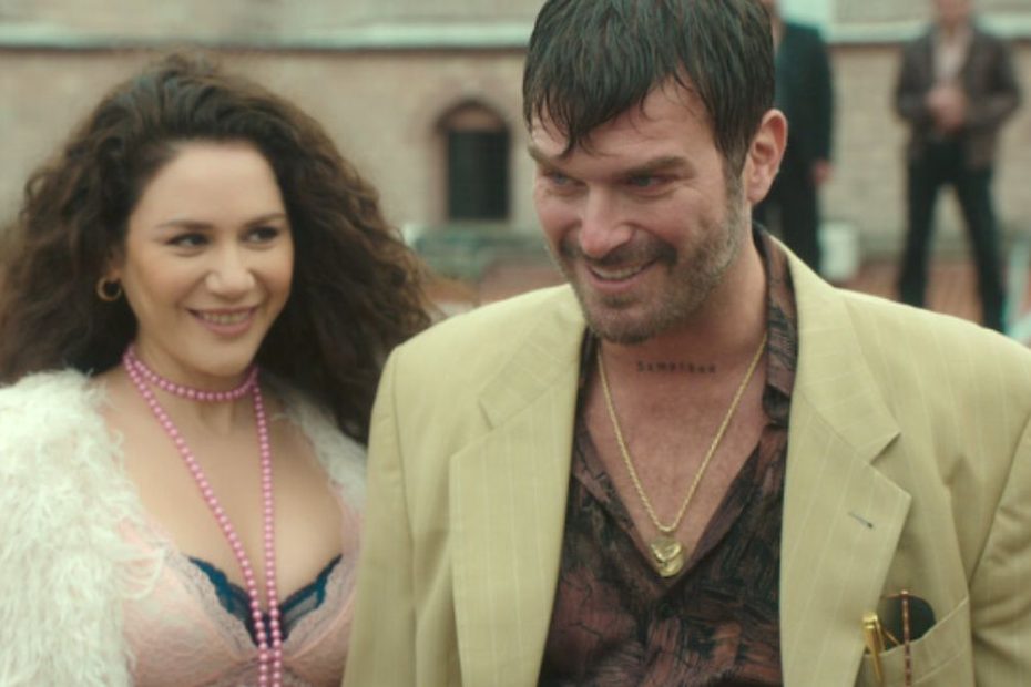 Su Netflix Money Trap: Il tesoro di Karun, la serie turca ambientata a Istanbul che segue le vicende di un adorabile truffatore.