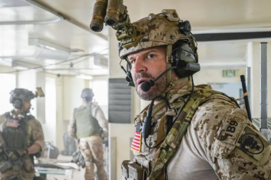 In foto il protagonista della serie tv Seal Team su Netflix