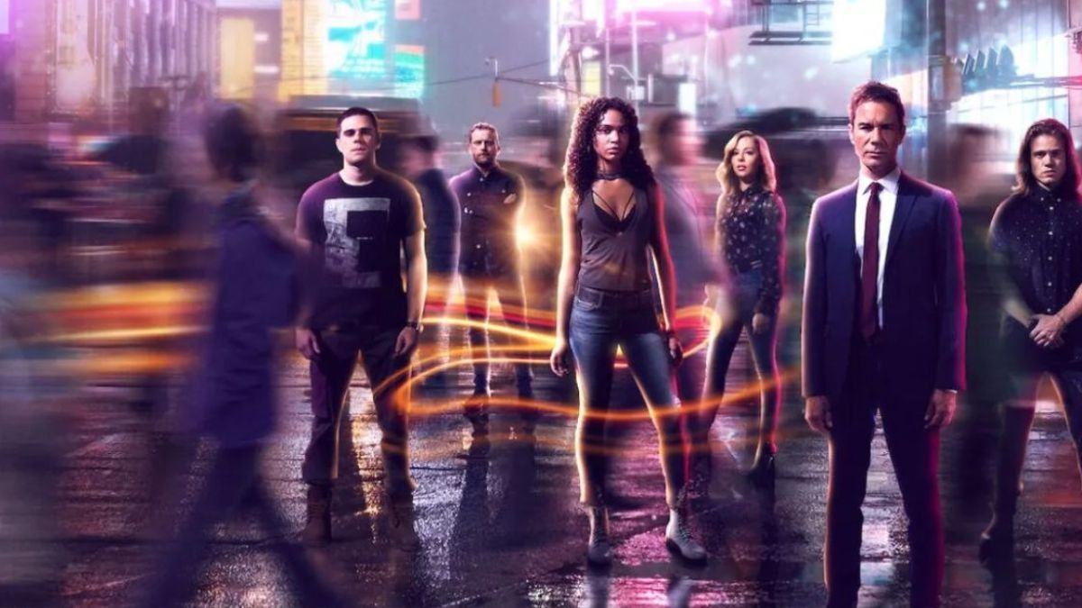 Guarda Travelers su Netflix: la serie TV di fantascienza in cui il viaggio nel tempo non è un semplice espediente narrativo.