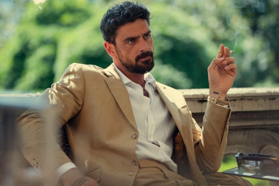 Castellitto, Porcaroli e Morrone entrano in The Gentlemen 2: la serie porta Eddie e Susie tra boss, ville e location reali del Lago Maggiore.