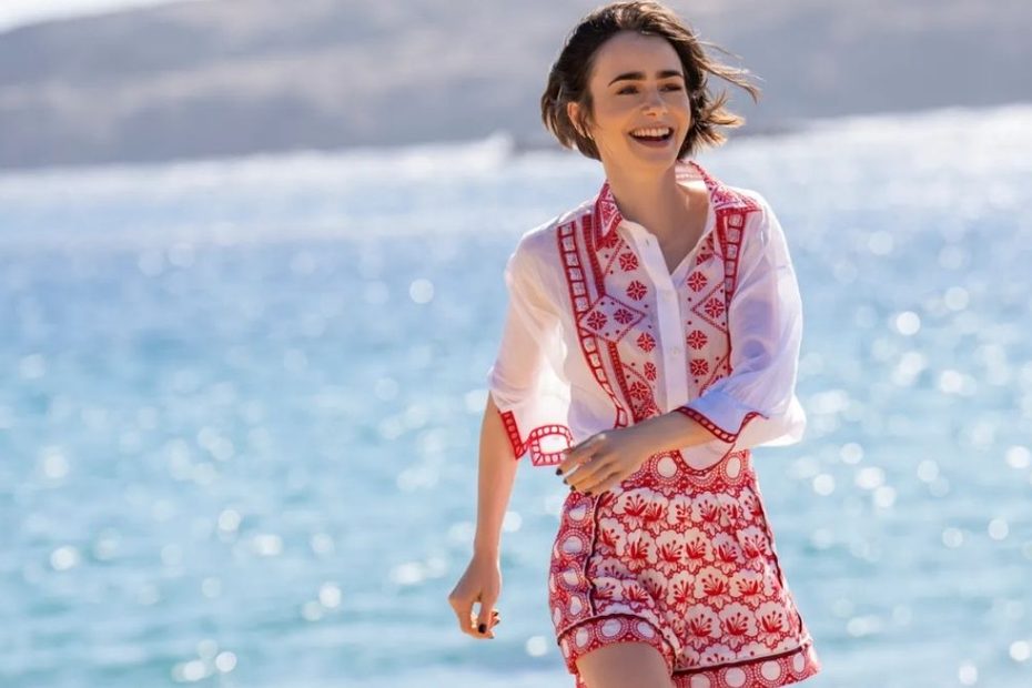 La sesta stagione di Emily in Paris, uno dei gioiellini di Netflix, sarà l'epilogo di questa storia deliziosa divenuta un cult generazionale.