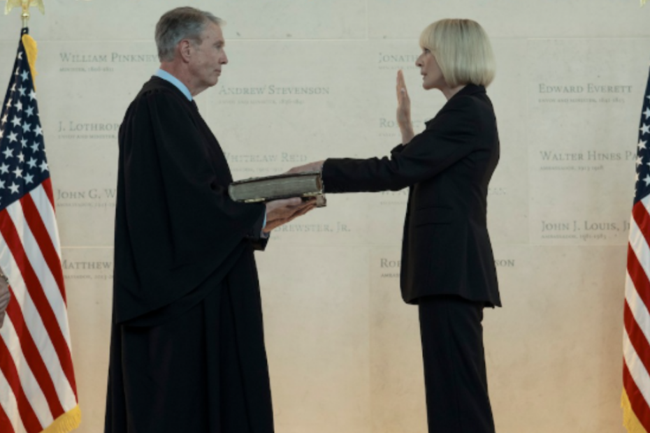 in foto la protagonista della serie The Diplomat, Allison Janney