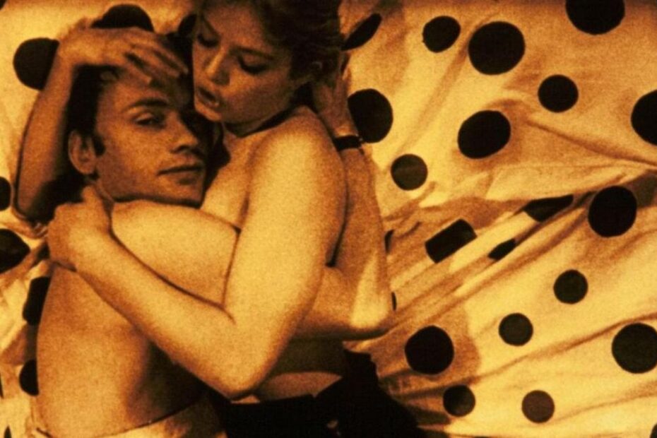 Col cuore in gola arriva su Netflix restaurato in 4K: trama, cast e curiosità sul sorprendente giallo pop di Tinto Brass con Trintignant e Aulin.