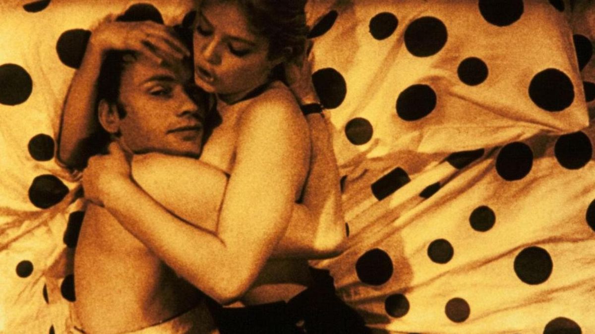 Col cuore in gola arriva su Netflix restaurato in 4K: trama, cast e curiosità sul sorprendente giallo pop di Tinto Brass con Trintignant e Aulin.